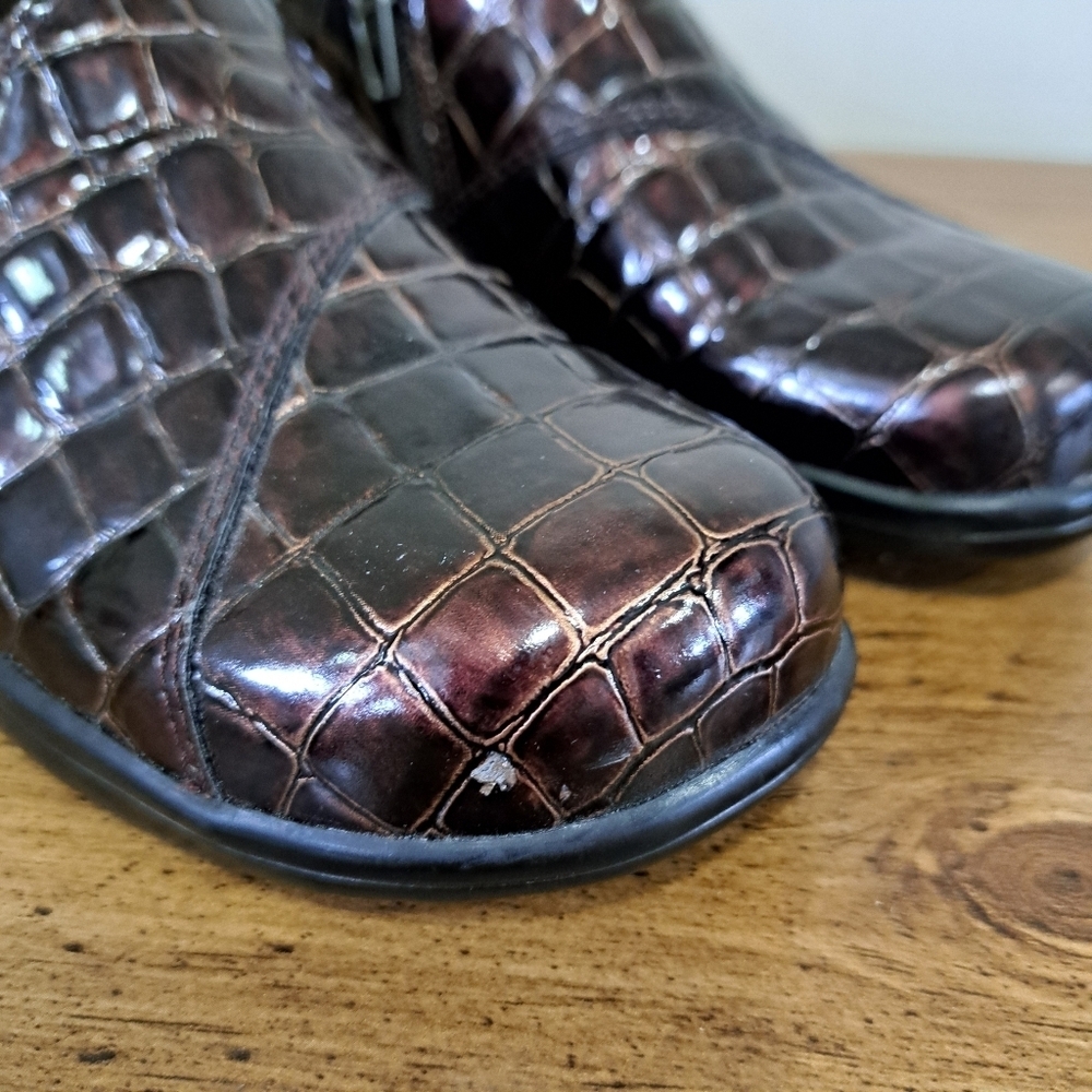 Clarks Bendables Brown Patent Shoes Crocodile Print Womens Size 7 Classic Zipper - Picture 9 of 16